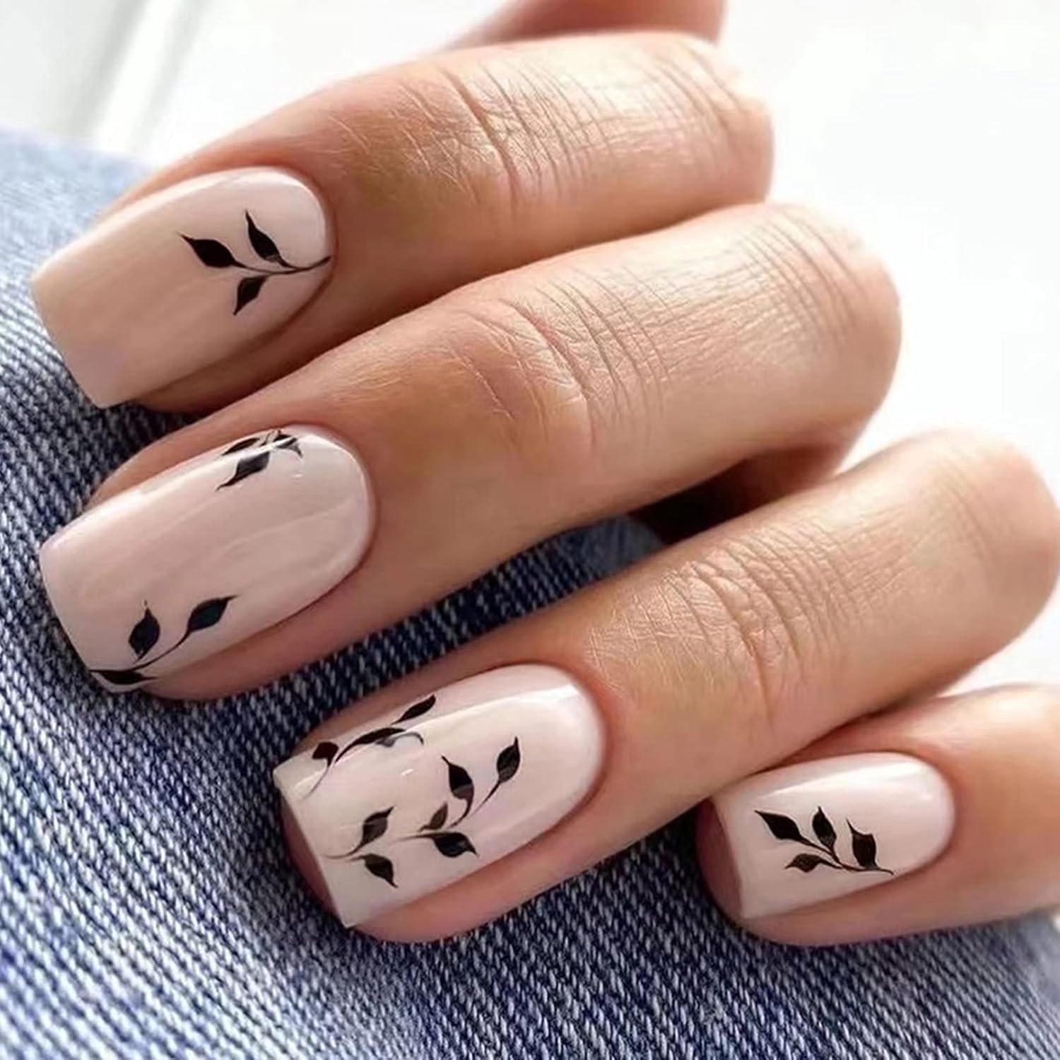 24 stuks korte kunstnagels om op te plakken, Franse nude, met zwarte bladeren, glanzende ballerina, om op te plakken, voor vrouwen