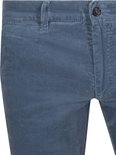 Detail van de blauwe corduroy chino broek met verticale ribben en knoop.