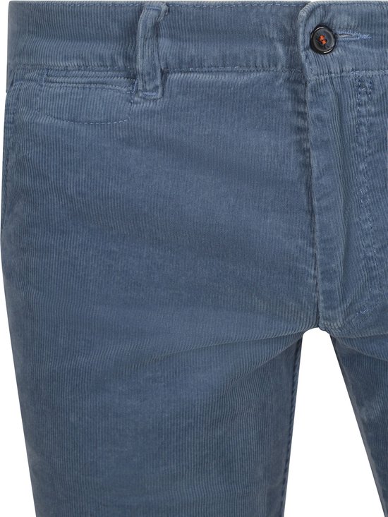 Detail van de blauwe corduroy chino broek met verticale ribben en knoop.