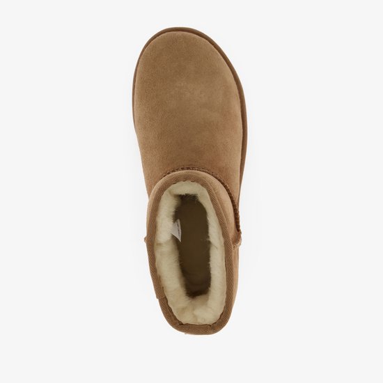 Boven aan de bruine UGG laars met een witte teddy voering.