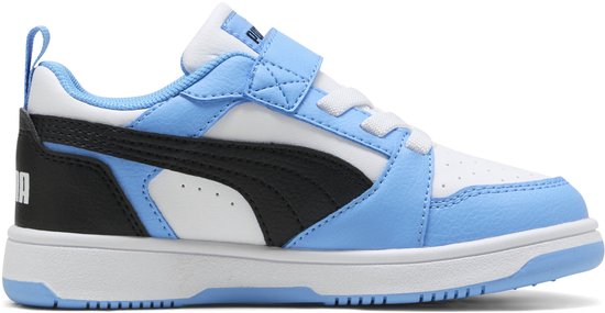 Wit leren kindersneaker met lichtblauwe en zwarte accenten, Puma-logo.