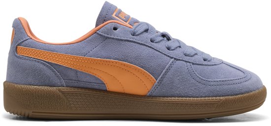 Lichtblauwe suède Puma Palermo sneaker met oranje Puma-streep en gummi zool, van de zijkant bekeken.