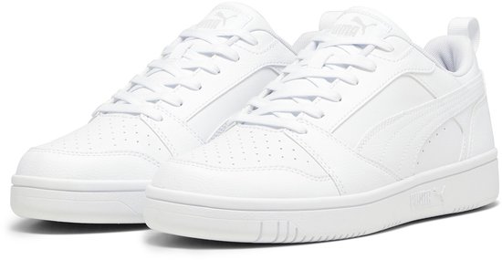 Paar witte Puma sneakers met vetersluiting en Puma-logo op de zijkant.
