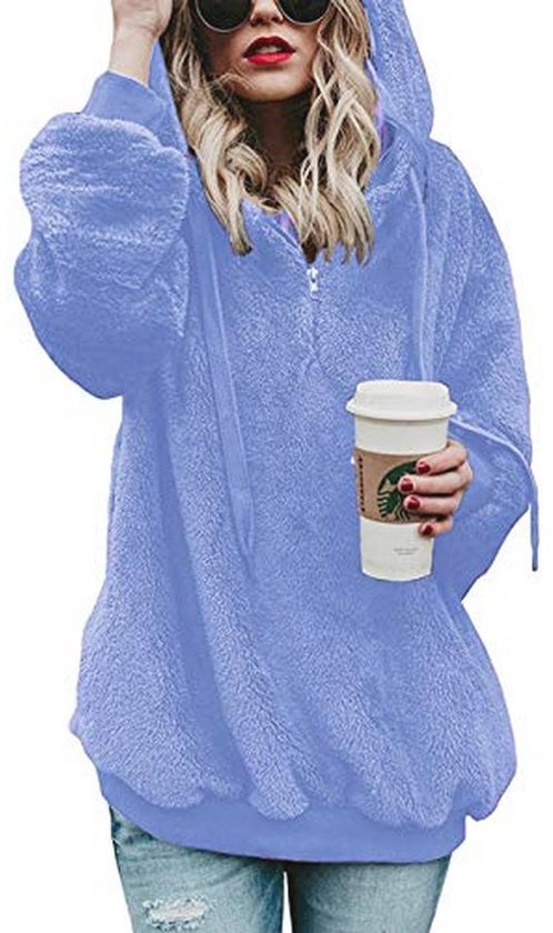Lichtpaarse teddy fleece hoodie met rits en capuchon, gedragen door een model met een kopje koffie.