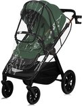 Groene kinderwagen met zwart frame en een doorzichtige regenhoes.