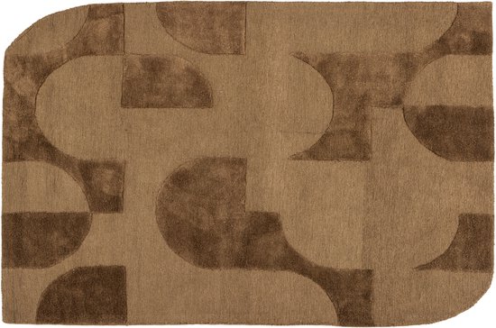 Tapis brun avec un motif géométrique abstrait dans différentes nuances de brun.