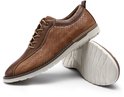 Bruine leren veterschoenen met slangenprint textuur, één schoen staat rechtop, de ander ligt omgekeerd.