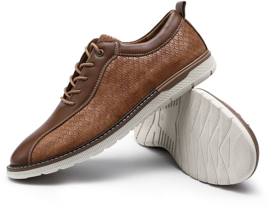 Bruine leren veterschoenen met slangenprint textuur, één schoen staat rechtop, de ander ligt omgekeerd.