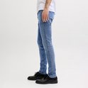 Blauwe slim fit jeans met lichte wassing, gedragen door een man.