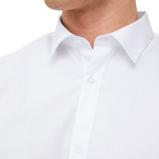 Detailopname van een wit heren overhemd met knopen en kraag.