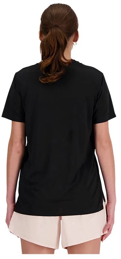 Zwarte T-shirt van New Balance gedragen door een model, zicht op de achterkant.