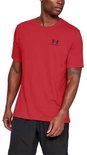 Rood T-shirt met korte mouwen, gedragen door een man, met een zwart Under Armour logo op de linkerborst.