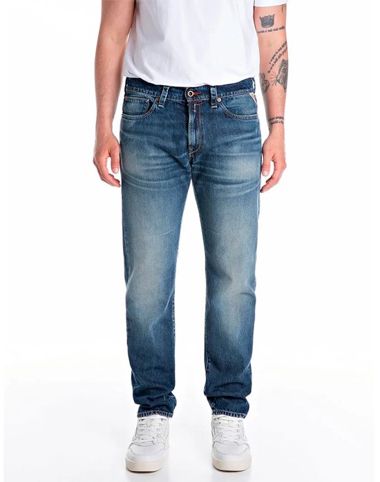 Man met spijkerbroek in de kleur blauw, met lichte vervaging.