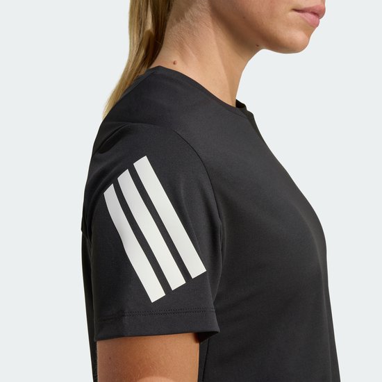 Detail van zwart sportshirt met witte Adidas strepen op de mouw.