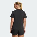 Achterkant vrouw in zwart sportshirt met witte Adidas strepen op de mouwen.