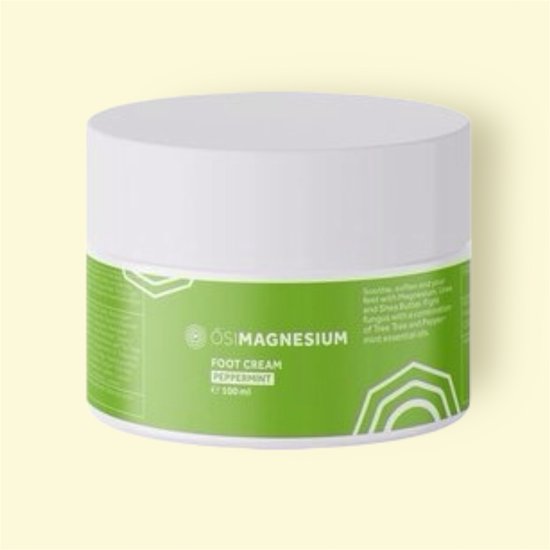 Witte pot met groene
label voor
voetencrème met de tekst 'ÖSI MAGNESIUM FOOT CREAM PEPPERMINT'