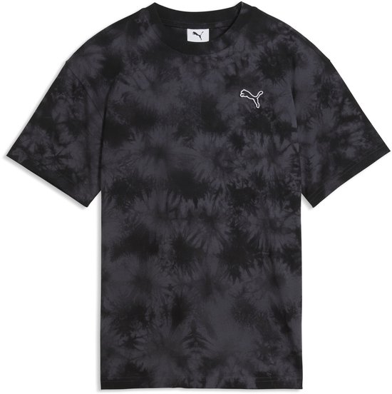 Zwarte PUMA T-shirt met tie-dye patroon en kleine witte Puma kat logo op de borst.
