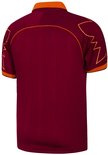 Achterkant van een wijnrood voetbalshirt met oranje accenten en een grafische print op de schouders.
