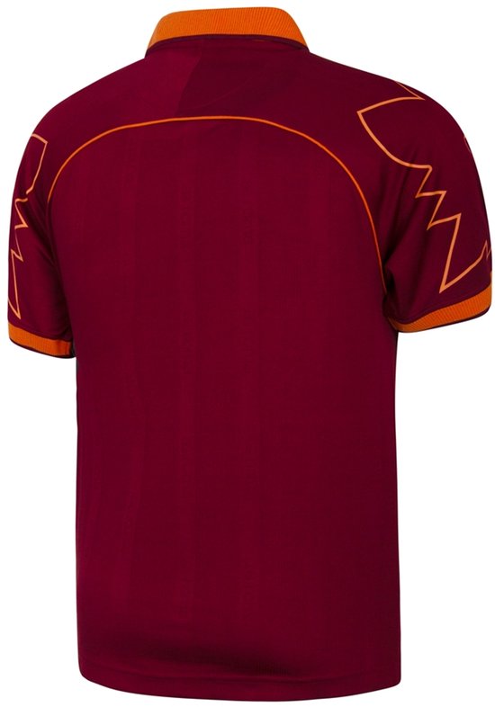 Achterkant van een wijnrood voetbalshirt met oranje accenten en een grafische print op de schouders.