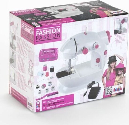 Verpakking van de witte en roze 'Fashion Passion' kindernaaimachine met afbeeldingen van accessoires en kinderen.