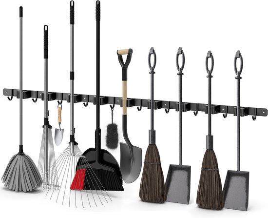 Zwarte rek met diverse schoonmaakattributen: bezems, schoppen, hark en borstel.
