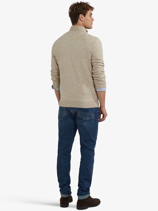 Achterkant van een man die een beige trui met ritssluiting draagt.