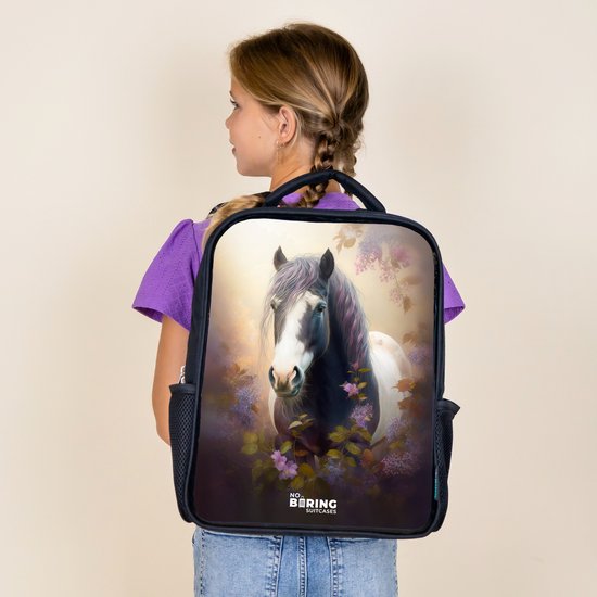 Meisje met blonde staartjes draagt een zwarte rugzak met een paard en bloesems print.