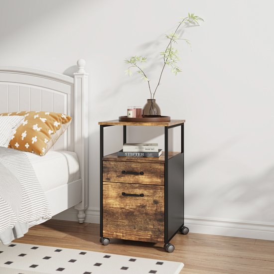 Industrieel archiefkastje met houten laden en zwart metalen frame, naast een bed.