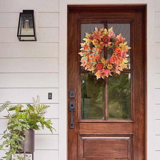 De Herfstdecoratie Met Rode Esdoornbladeren, De Herfstbloemen En Halloween Pompoenen Dalingsoogst Op Bakstenen Muur Voor Vakantie Image129245789