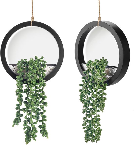 Twee zwarte ronde houders met hangende groene nepvetplantjes, aan touw opgehangen.