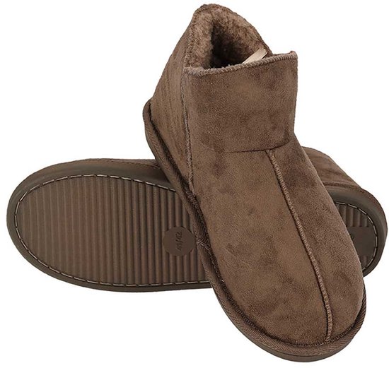 Bruine suède enkellaars pantoffels, met zool omhoog gedraaid die de maat '41/42' toont.