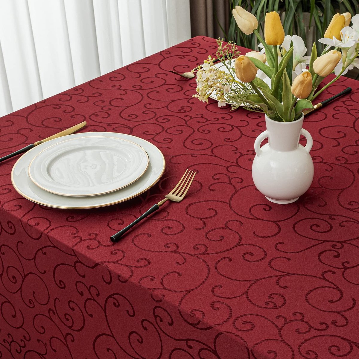 Unyqoos® Rechthoekig rood tafelkleed met elegante damast jacquard en vlekbescherming