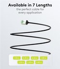 Câble réseau CAT 8.1 noir avec un connecteur RJ45 vert, en forme enroulée.