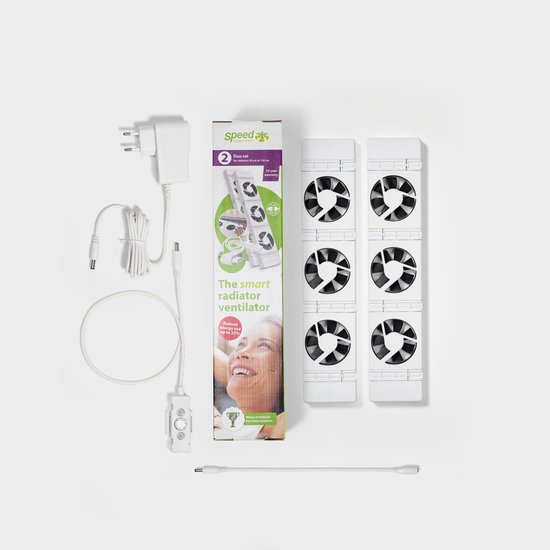 De 'smart radiator ventilator' set met zes ventilatoren, stroomadapter, bediening en kabel.