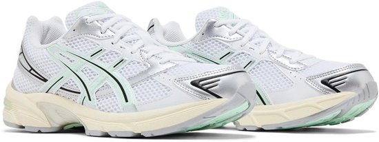 Paar witte Asics sneakers met mintgroene en zilveren accenten, mesh bovenwerk en crèmekleurige zolen.