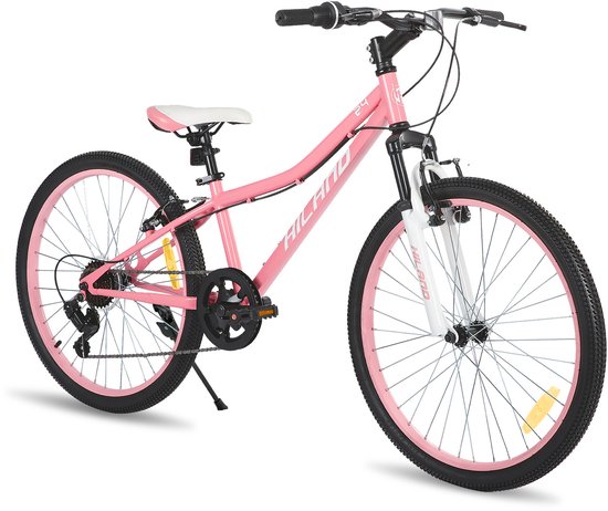 Roze tienerfiets met 24-inch wielen, witte zadel en zwarte banden.