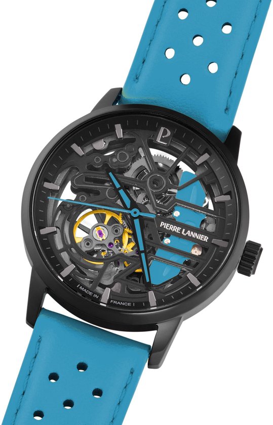 Zwart skelet horloge met blauwe band. Het mechanisme en de tandwielen zijn zichtbaar.