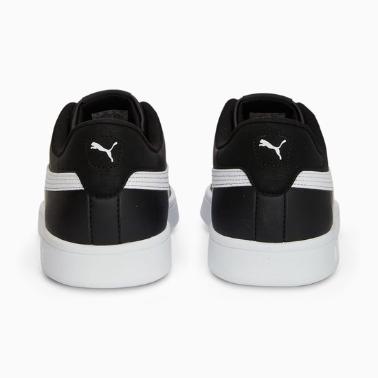 Achterkant van zwarte Puma Smash 3.0 sneakers met witte accenten en logo.