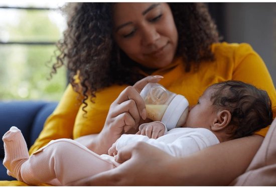 Mère nourrissant son bébé avec un biberon Philips Avent Natural Response.