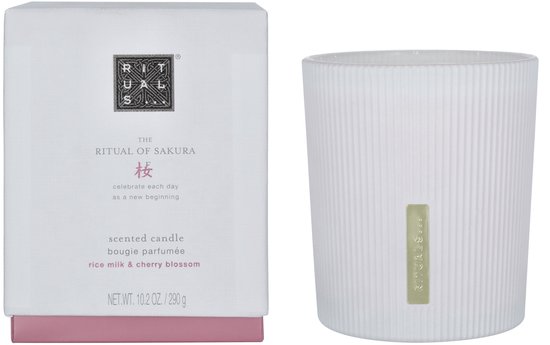 Witte verpakking en geribbelde geurkaars van The Ritual of Sakura.