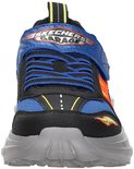 Voorkant van een blauwe sneaker met oranje accenten, klittenbandsluiting en 'Skechers Garage' logo.