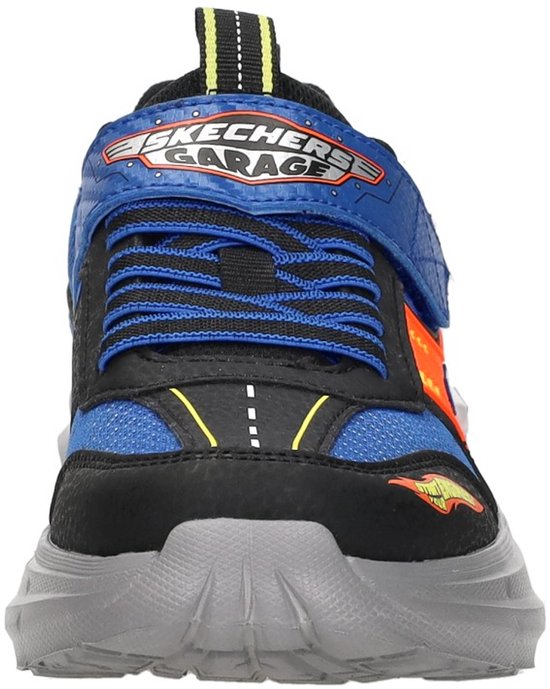 Voorkant van een blauwe sneaker met oranje accenten, klittenbandsluiting en 'Skechers Garage' logo.
