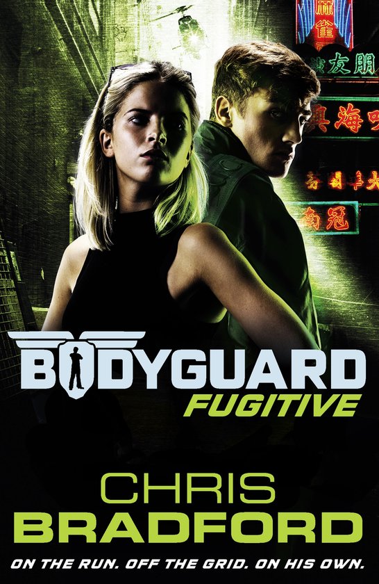 Voor- en achterkant van het boek 'Bodyguard Fugitive' door Chris Bradford, met een man en vrouw op een donkere, stedelijke achtergrond met neonverlichting.