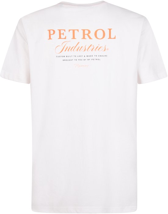 Wit t-shirt met oranje 'Petrol Industries' logo op de rug.