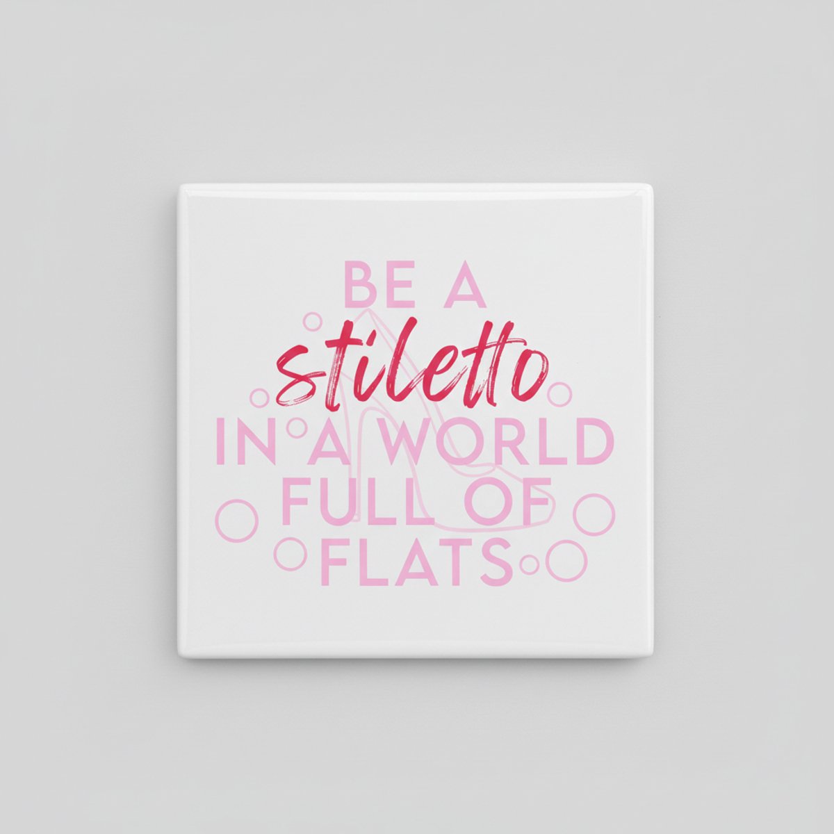 Nevolis Inspirerende 15×15 cm Keramische Tegel – “Be a Stiletto in a World Full of Flats” Motiverende Wanddecoratie Multi Color