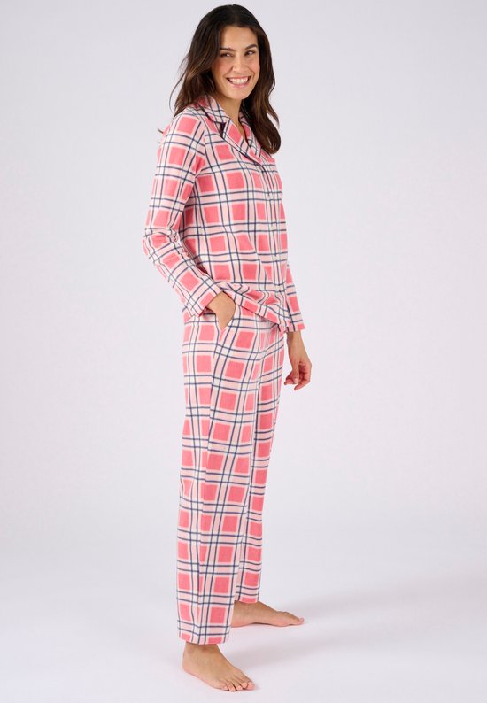 Modèle en pyjama flanelle rose à carreaux blancs et bleu marine.
