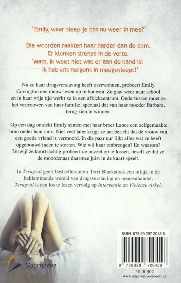 Boek 'Terugval' van Terri Blackstock met tekst op de achterkant en een vrouw op een bed.