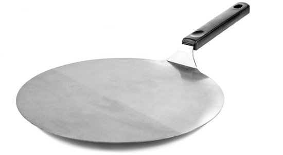 Metalen pizzaschep met zwart handvat en rond, plat blad.