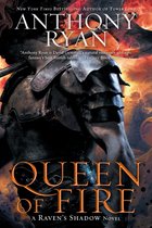 Boekomslag van Queen of Fire door Anthony Ryan. Een zwaar gepantserd figuur met een helm en vlammen op de achtergrond.