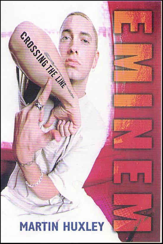 Eminem met "CROSSING THE LINE" getatoeëerd op zijn arm. Martin Huxley staat onderaan.